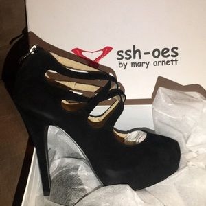 Mary Arnette black pumps